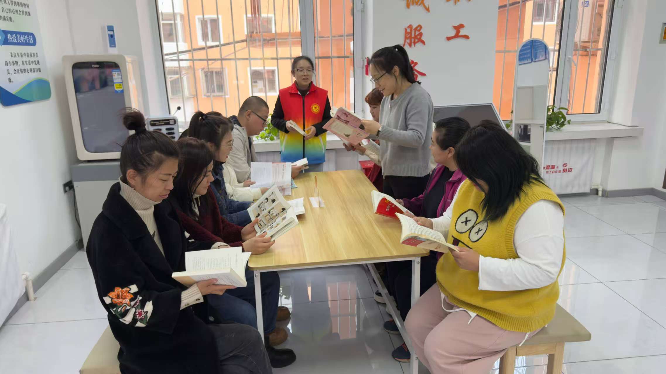 黑龙江省牡丹江市绥芬河市山城社区关工委、新时代文明实践站开展“书香满社区，阅读润心田”全民阅读活动