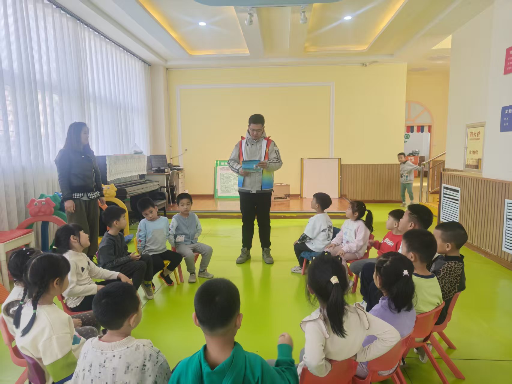 黑龙江省牡丹江市绥芬河市绥芬河镇绥兴社区关工委联合辖区幼儿园开展“护苗助成长，远离‘毒’书籍”宣传活动