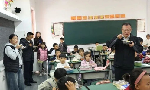 四川省凉山州雷波县城关小学关工委召开“校园餐”工作暨家长监督委员会会议