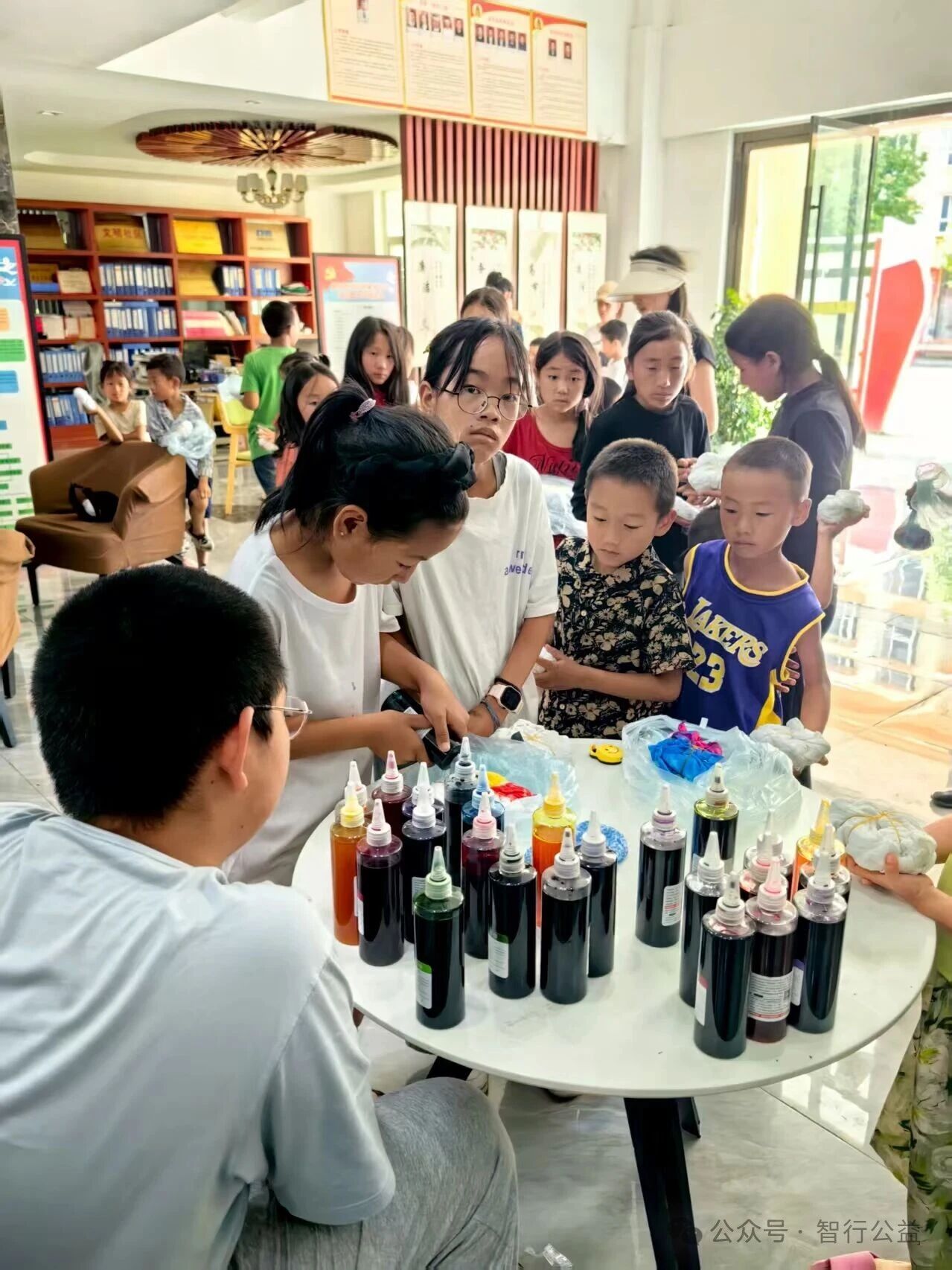 四川省凉山州喜德县关工委联合彝欣社区精心组织了一场以“七彩扎染·童心筑梦”为主题的关爱实践活动。