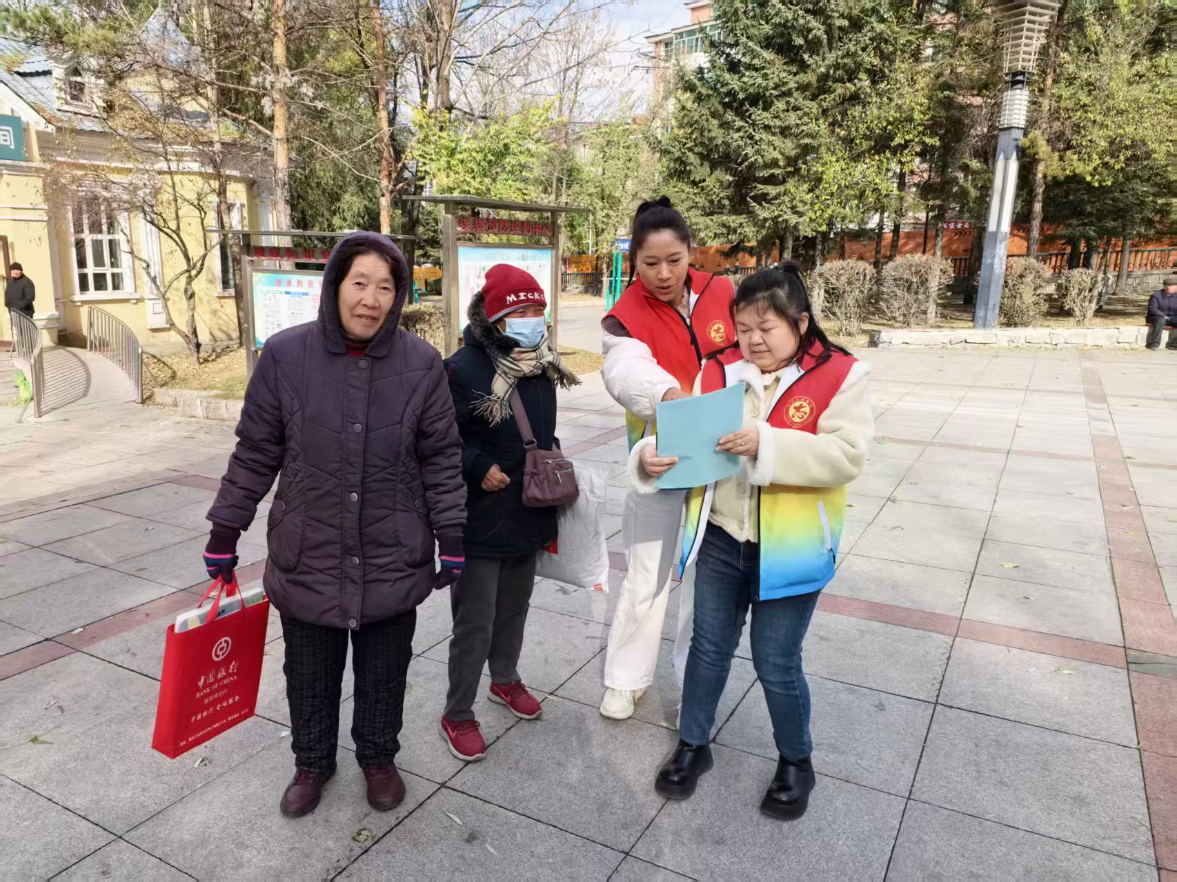 网格普法“零距离” 法治阳光暖民心——黑龙江省牡丹江市绥芬河市绥芬河镇永安社区关工委开展普法主题宣传活动