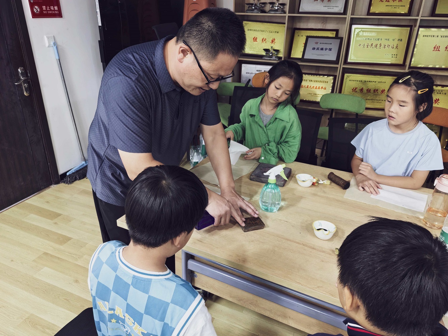 江苏省徐州市经开区徐庄镇王桥村关工委开展“非遗拓印体验”活动