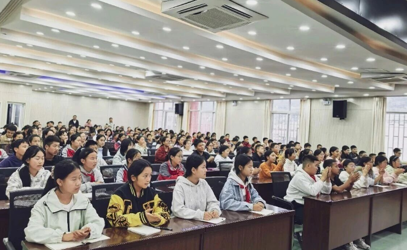 四川省凉山州雷波县民族中学关工委开展“修身班会课”示范课及专题研讨活动