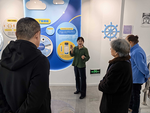 黑龙江省穆棱市老年大学关工委组织学员参观眼健康科普馆