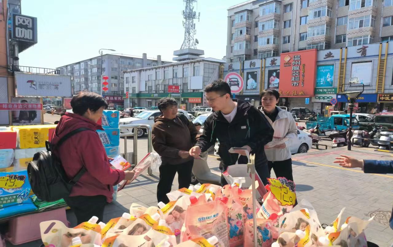 黑龙江省牡丹江市宁安市东京城镇关工委联合相关部门开展“弘扬法治精神 建设平安东京城”主题法治宣传活动