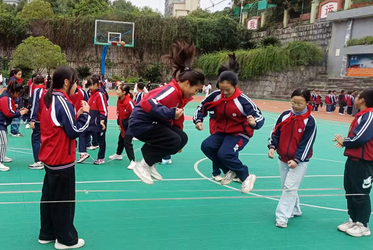 湖南省吉首市第八小学关工委：绳舞飞扬释活力 传统游戏润童年