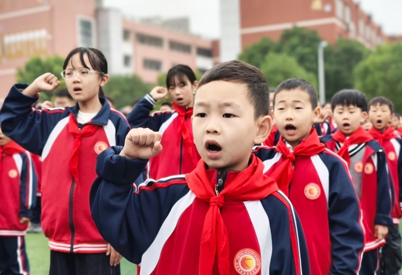 江苏省徐州市铜山区新区实验小学关工委举行二年级新队员入队仪式