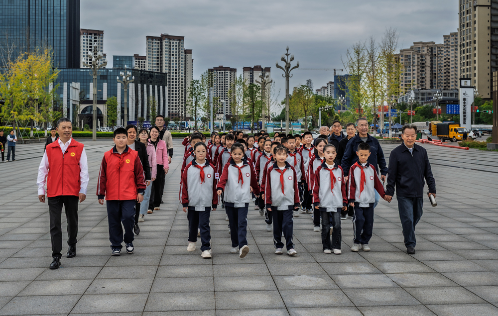 四川省南充市营山县老少携手红军广场 红色故事润童心