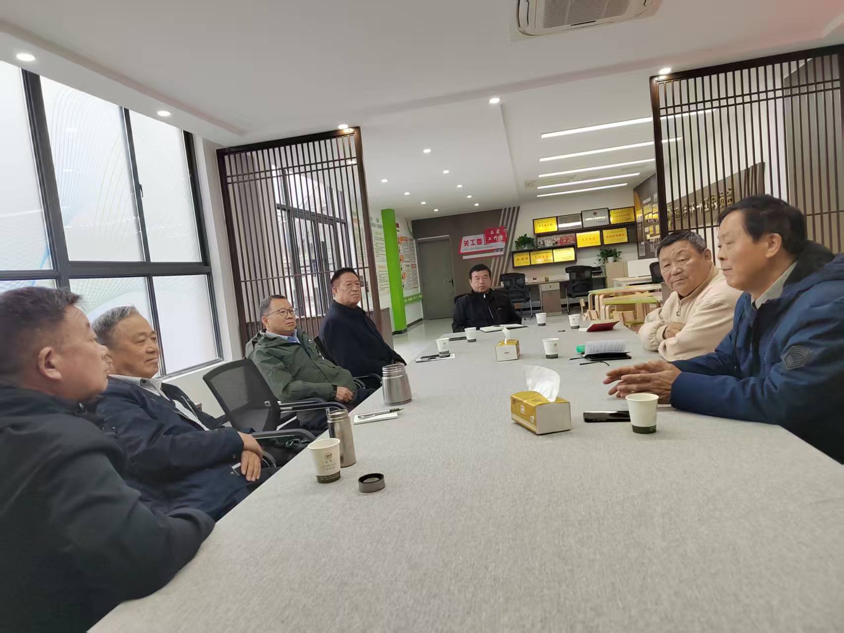 安徽省淮北市濉溪县关工委工作室里一杯茶，关爱调解竞霜华