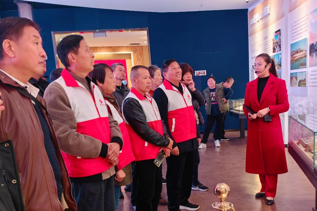 安徽省阜阳市阜南县于集乡退休干部老年党支部、关工委联合开展“弘扬王家坝精神，接受爱国主义教育”主题活动