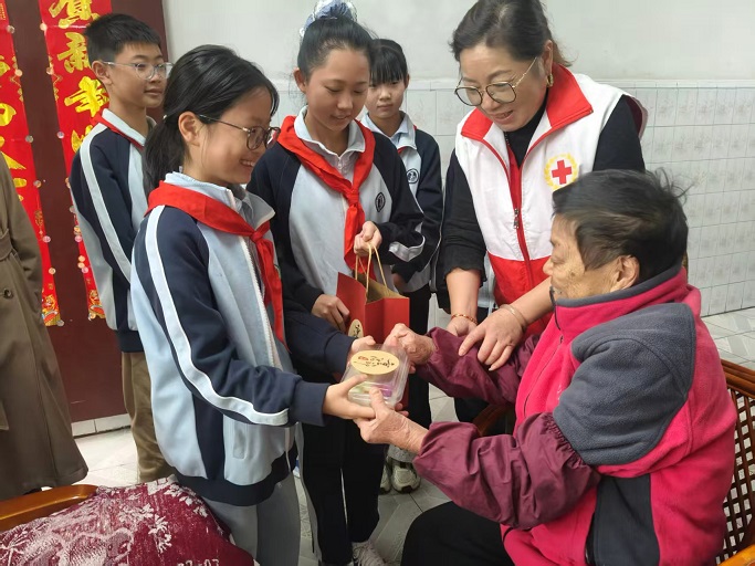 江苏省无锡市惠山区洛社镇六龙社区关工委：糕香话重阳 情意满社区