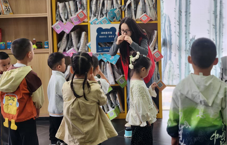 四川省自贡市富顺县富世街道北湖社区关工委开展幼儿“阅芽故事会”主题活动