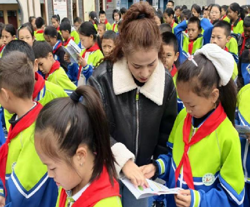 四川省凉山州喜德县关工委开展“法治进校园”活动