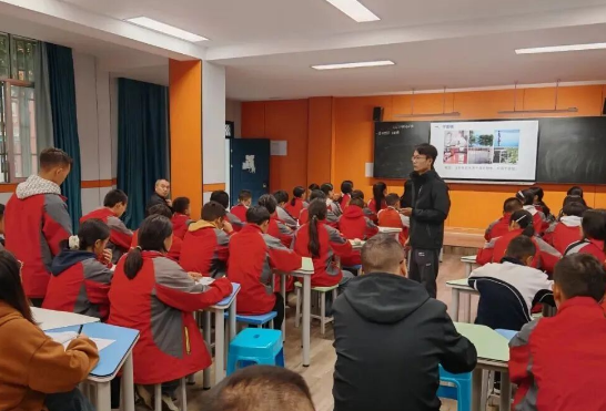 四川省凉山州雷波民族中学实行“青蓝相接”课堂