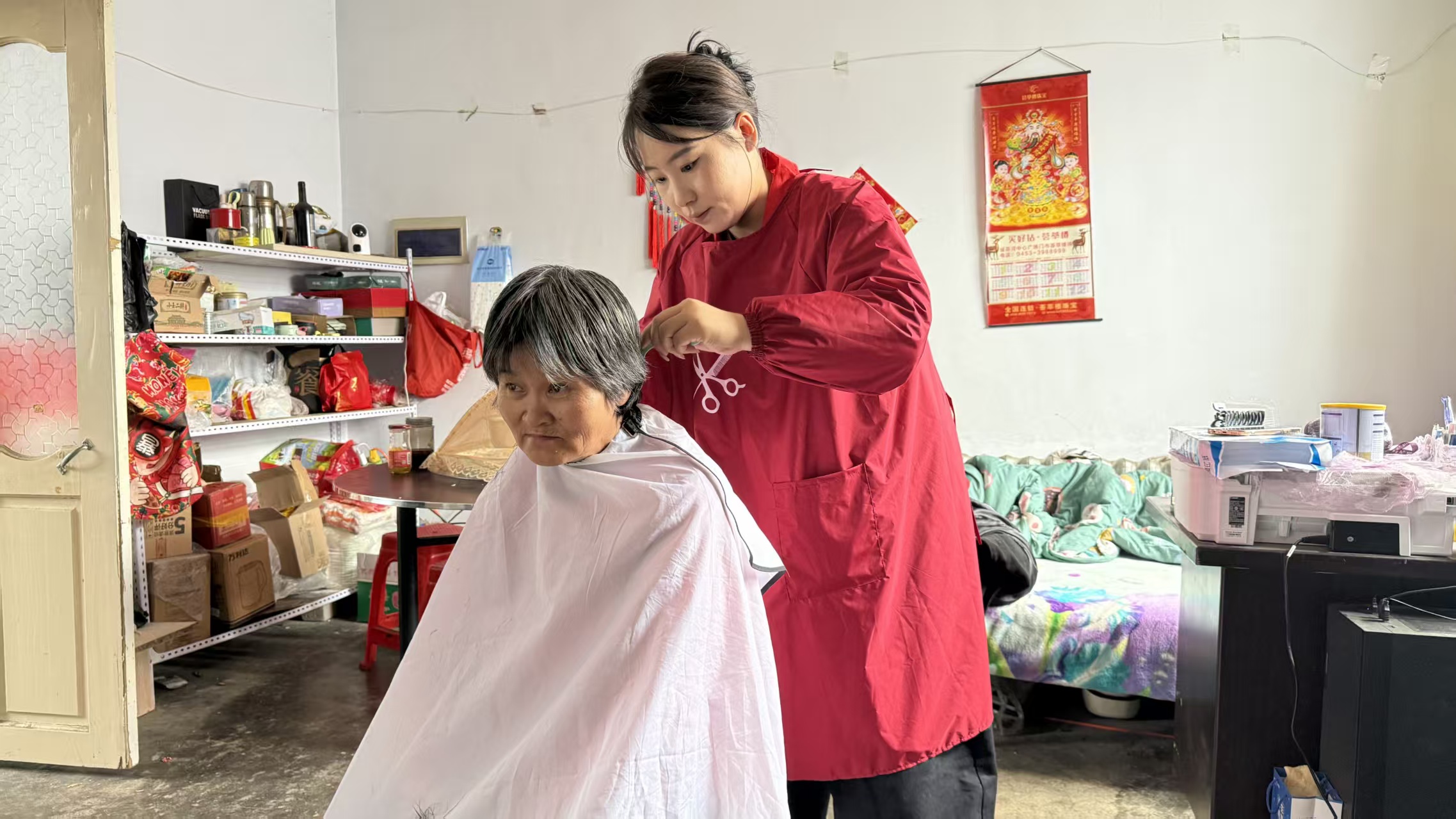 免费理发服务，解老人“头”等难题——黑龙江省牡丹江市绥芬河市阜宁镇谷盈社区党委、关工委重阳送暖到身边