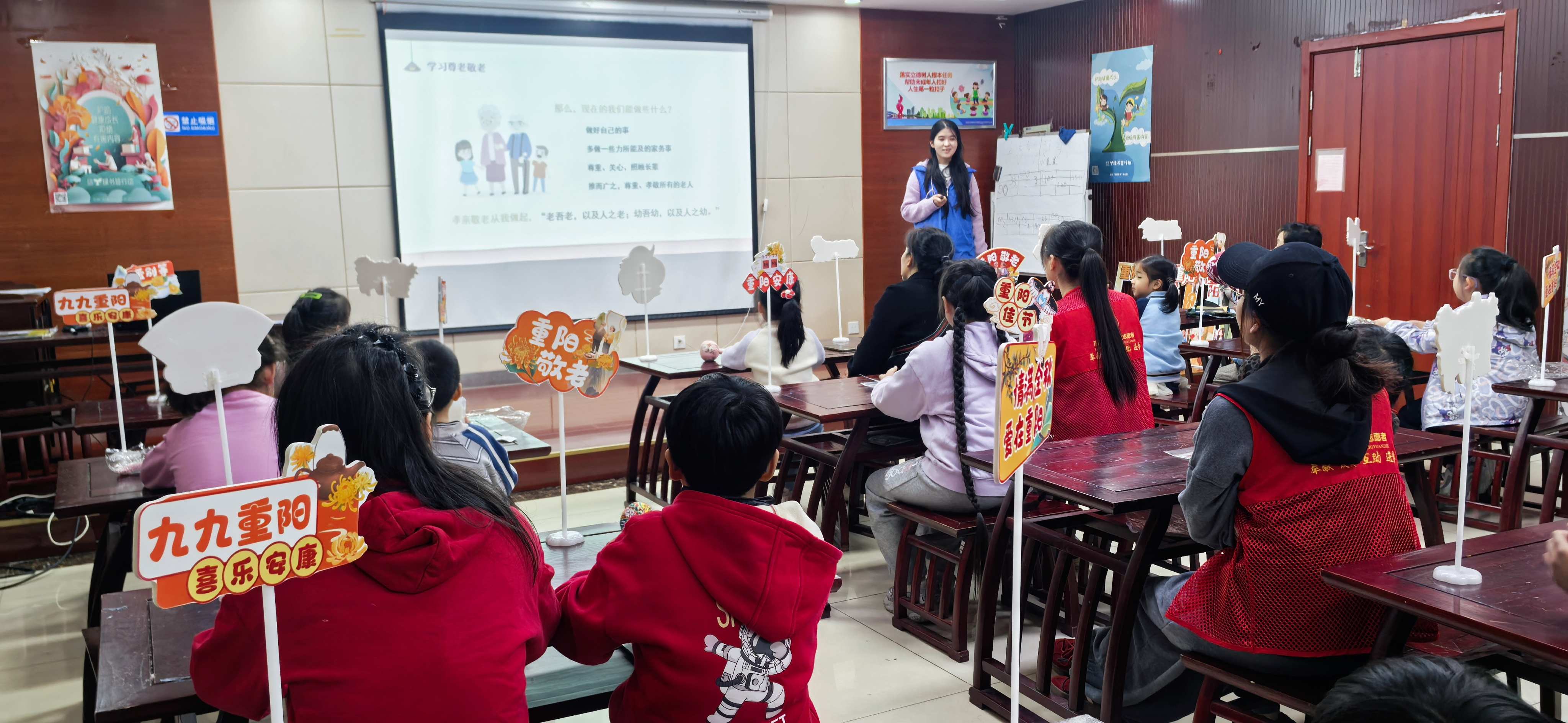 安徽省合肥市烟墩街道欣园社区关工委开展“童心敬老 爱在重阳”主题活动