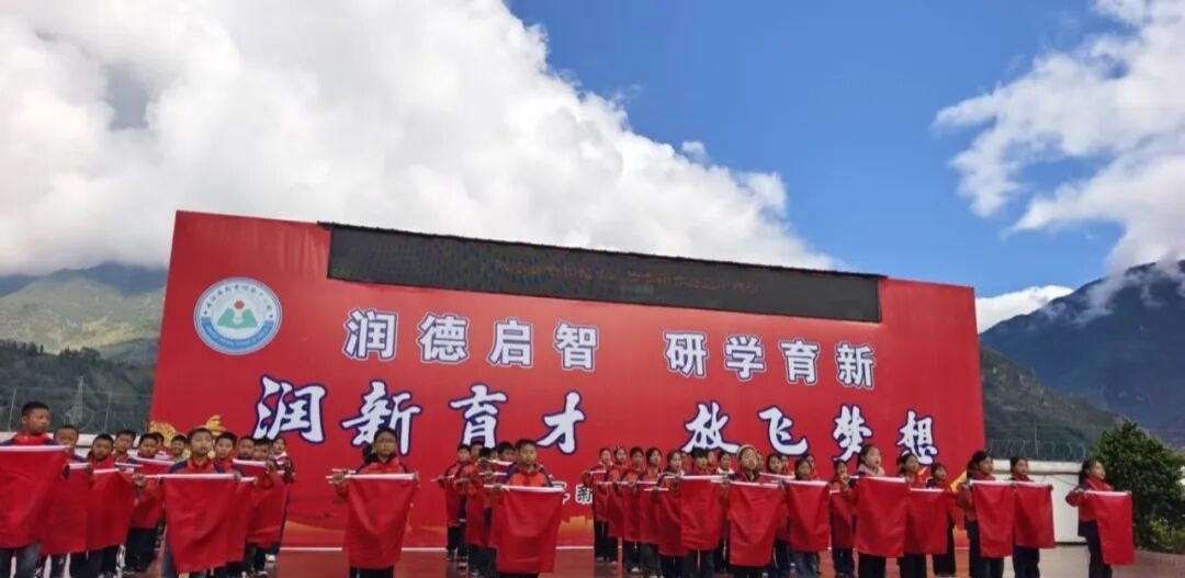 铭记英烈志、担当正当时