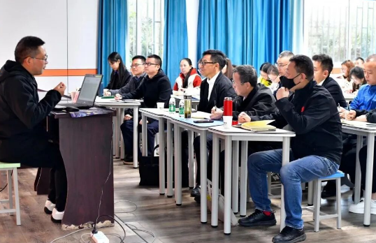 四川省凉山州雷波民族中学关工委开展2025年教师专题培训活动