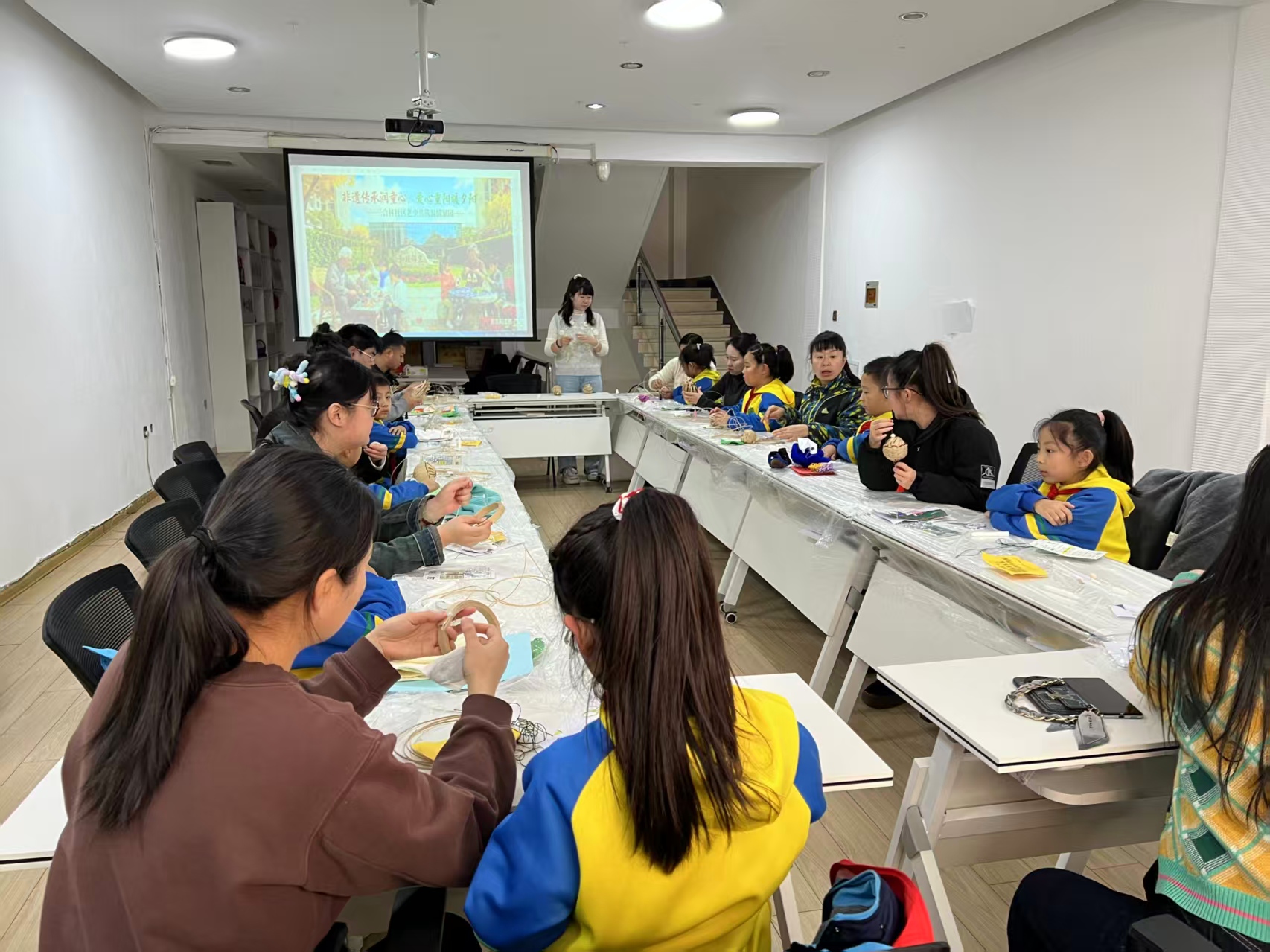 小小行动传递 浓浓敬老情——黑龙江省牡丹江市绥芬河市第二小学开展重阳节敬老志愿服务