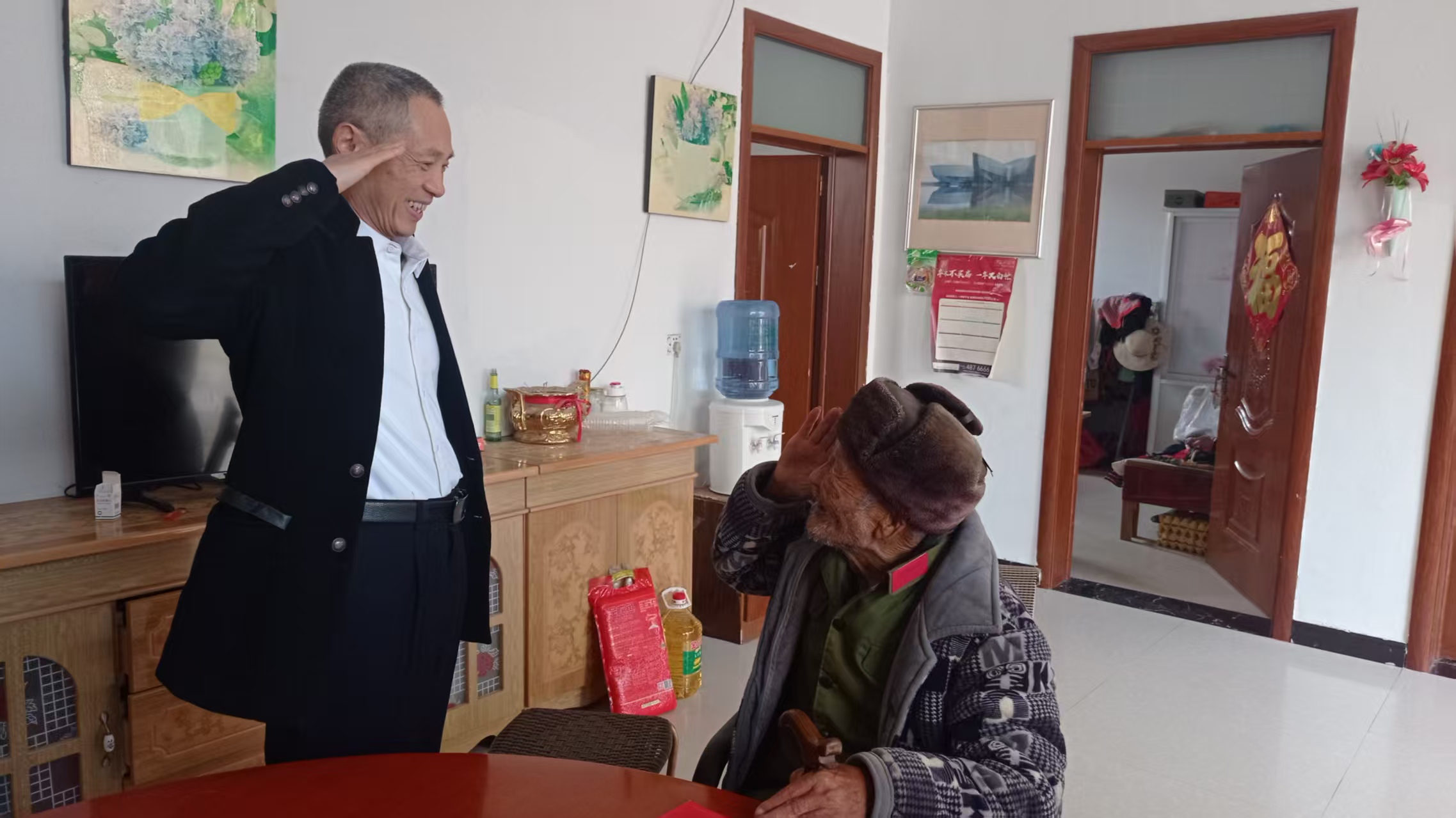 安徽省界首市关工委全国关心下一代工作先进工作者、省级红色宣讲员代建礼带着米、油和现金等慰问品前往界首市王集镇彭湖村抗美援朝老战士彭怀停家中进行慰问