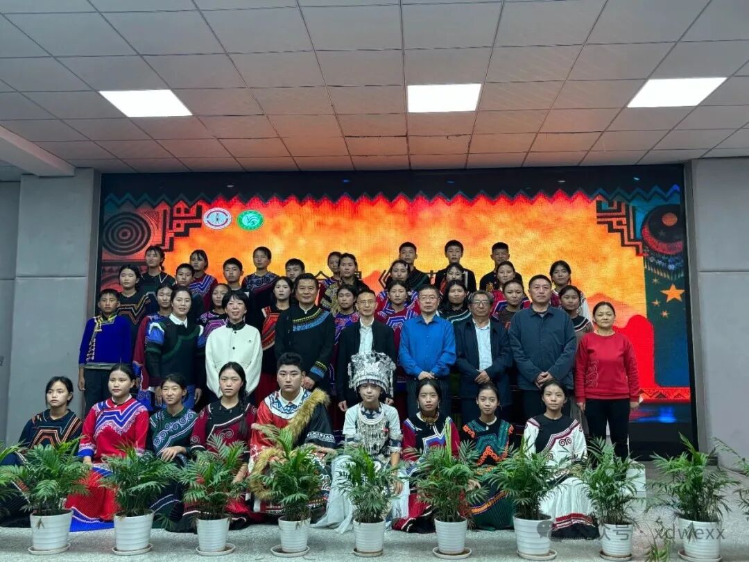 四川省凉山州喜德县关工委走进瓦尔学校开展“传承非遗瑰宝 铸魂时代新人”非遗传承培训汇报会。西南民族大学继续教育学院何毅副院长、西南民族大学艺术学院谭勇教授、西昌学院艺术学院俄木沙马教授等相关领导参加活