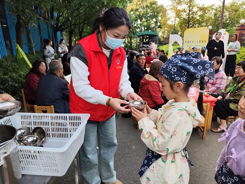 江苏省无锡市惠山区堰桥街道陈家桥社区关工委开展“小手牵大手 香甜满心头”敬老月主题活动