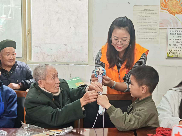 四川省自贡市富顺县东湖街道关工委开展“艾锤藏心意·银龄童伴敬夕阳”主题活动