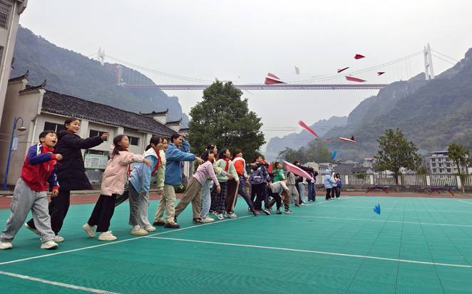 湖南省吉首市矮寨镇民族完小关工委：心随纸飞 悦享成长