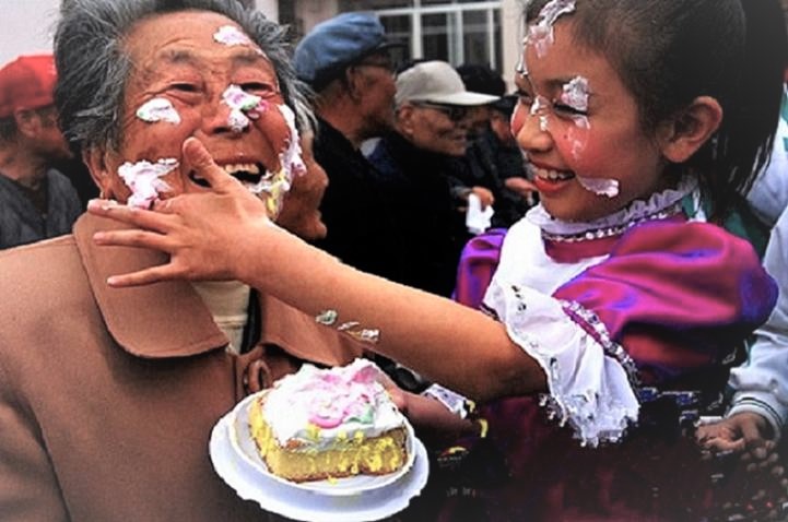 童心敬老一片情