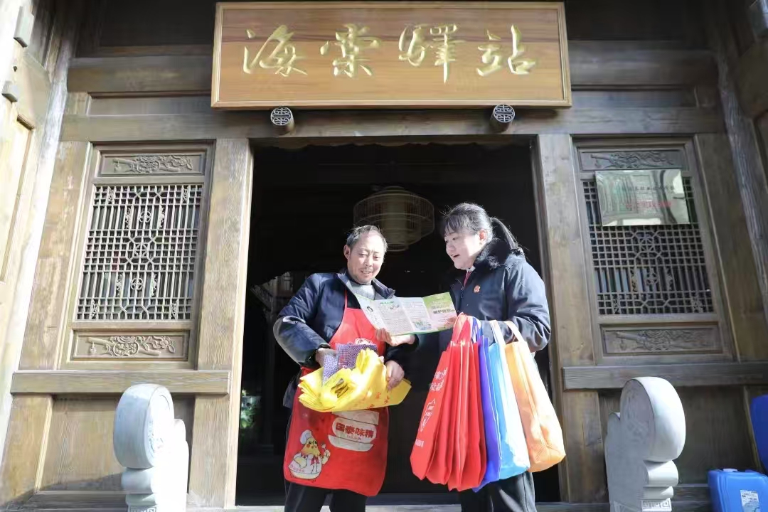 冬游古镇正当时 天平护航不缺位