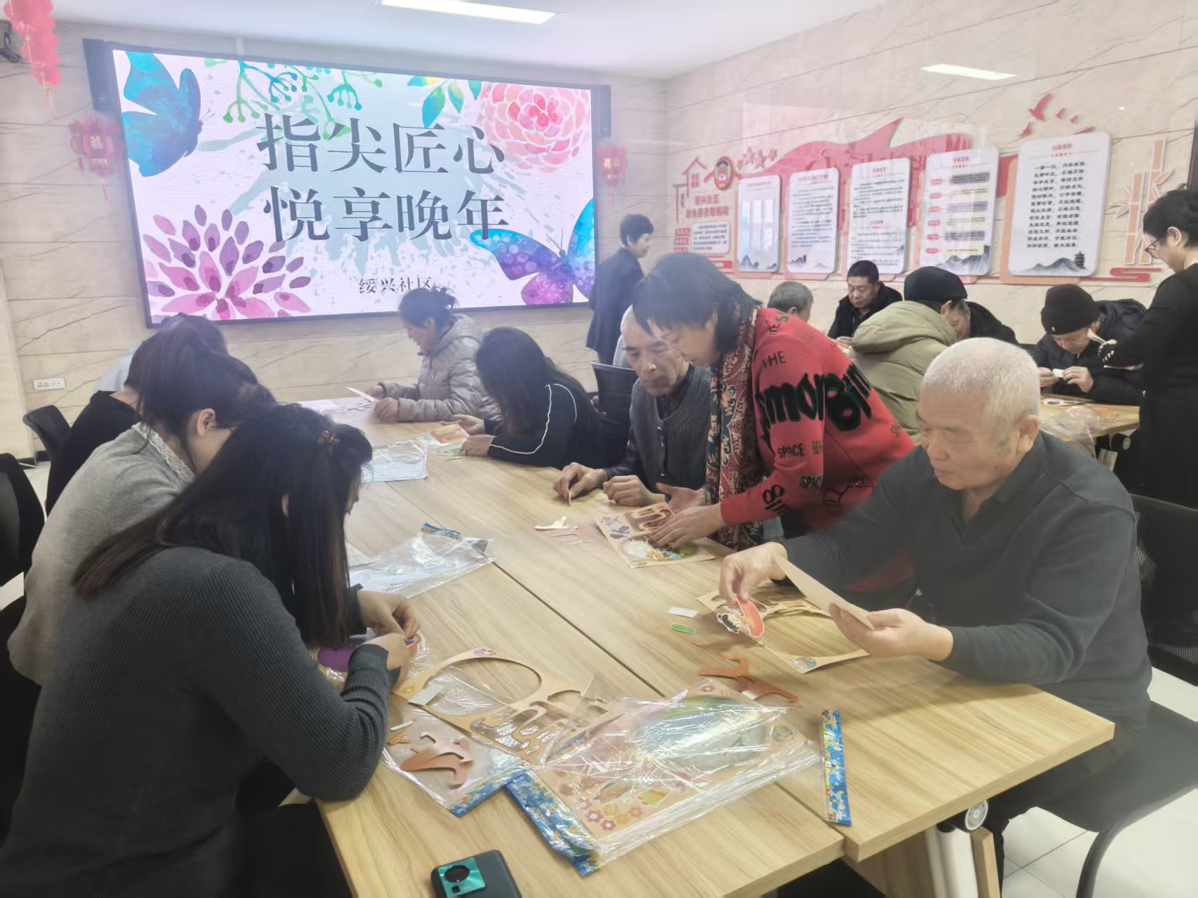 黑龙江省牡丹江市绥芬河市绥兴社区关工委、新时代文明实践站开展“指尖匠心 悦享晚年”老年人贴纸手工制作活动