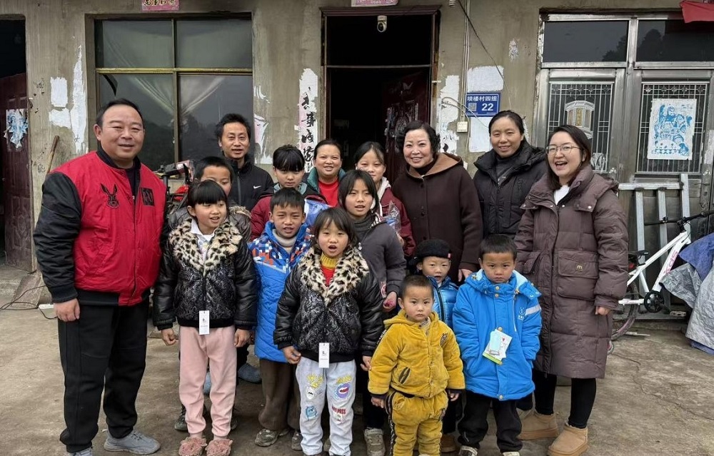 贵州省贵阳市花溪区燕楼镇关工委：暖心慰问送关怀，爱心衣物暖童心