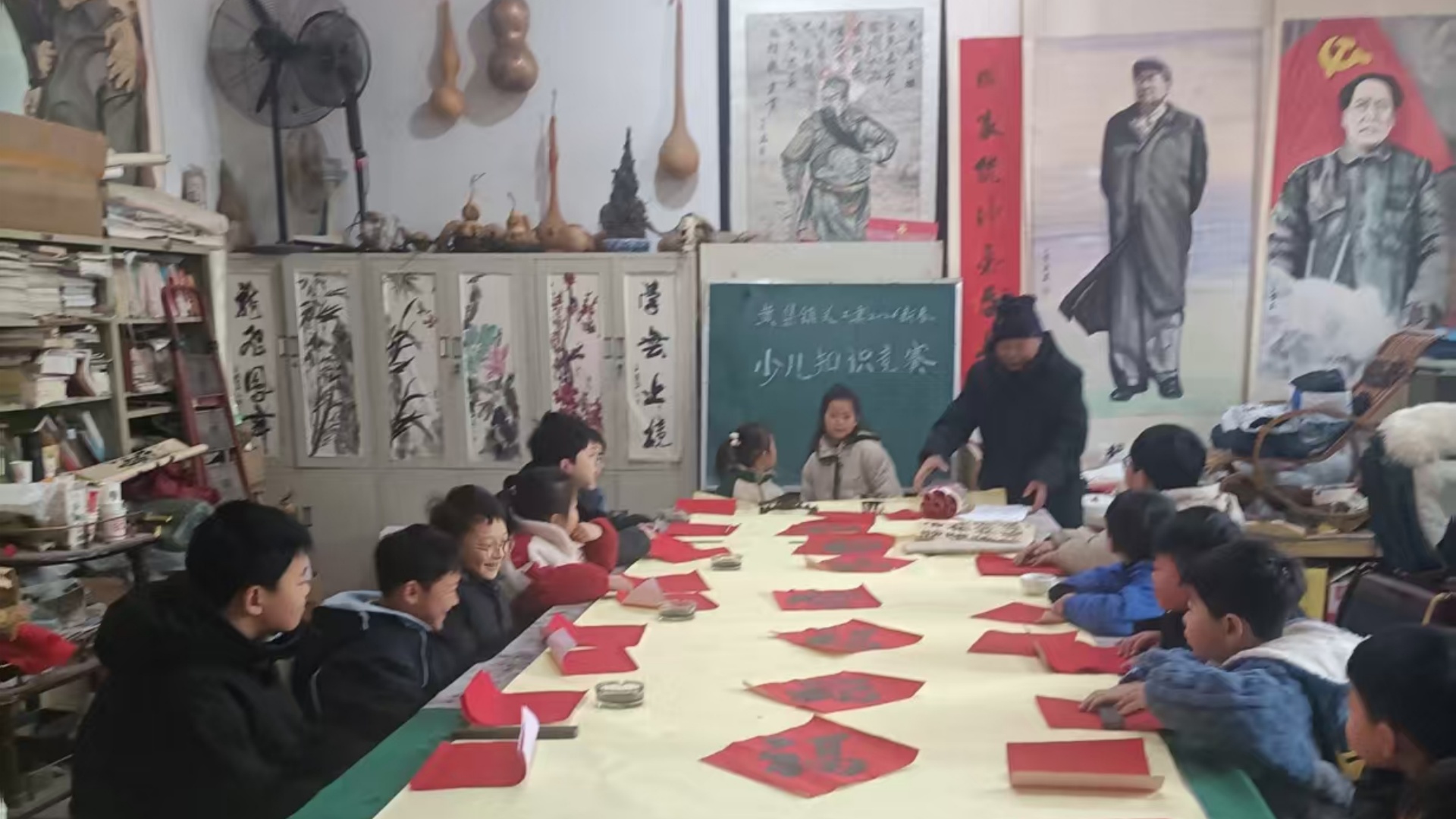 江苏省徐州市铜山区黄集镇关工委开展“笔墨传薪火 五老送福来”迎新春活动