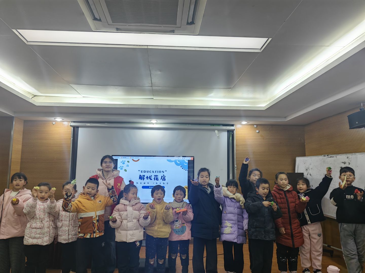 安徽省合肥市包河区滨湖世纪社区清枫居委会关工委开展“书香共读解忧花店 志愿折纸情暖童心”主题活动