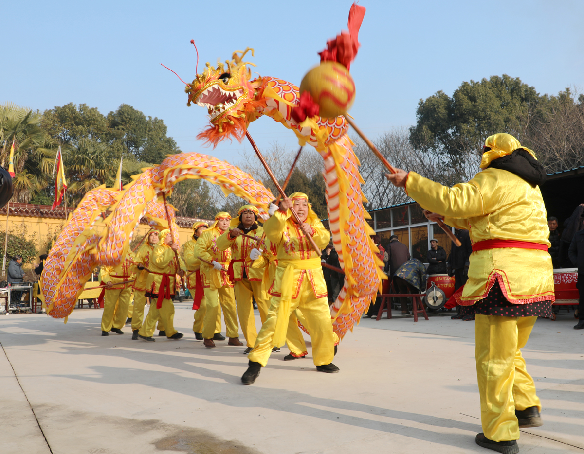 三地民俗聚杨巷 龙灯锣鼓闹新春——江苏省宜兴市杨巷镇城典下生圩锣鼓喧天、人声鼎沸，一场汇聚宜兴、溧阳、金坛三地“五老”的民俗盛宴热闹上演