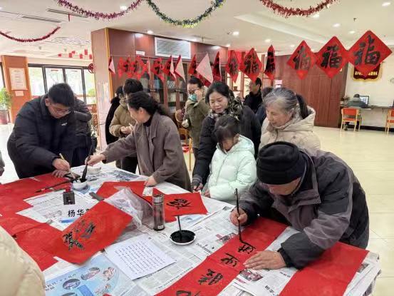 江苏省丹阳市云阳街道西门大街社区、朝阳新村社区关工委联合开展“翰墨剪福迎马年，老少欢聚庆新春”活动