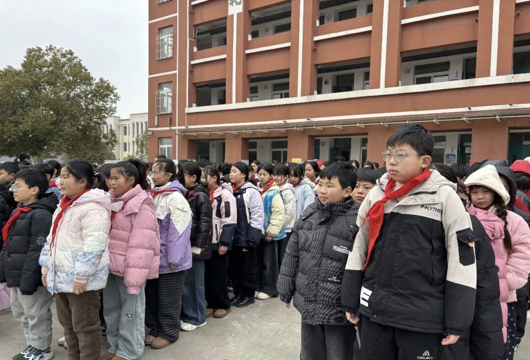 江苏省徐州市铜山区长安路小学关工委聘请铜山区工业园区派出所民警杜林峰对师生们开展安全教育讲座