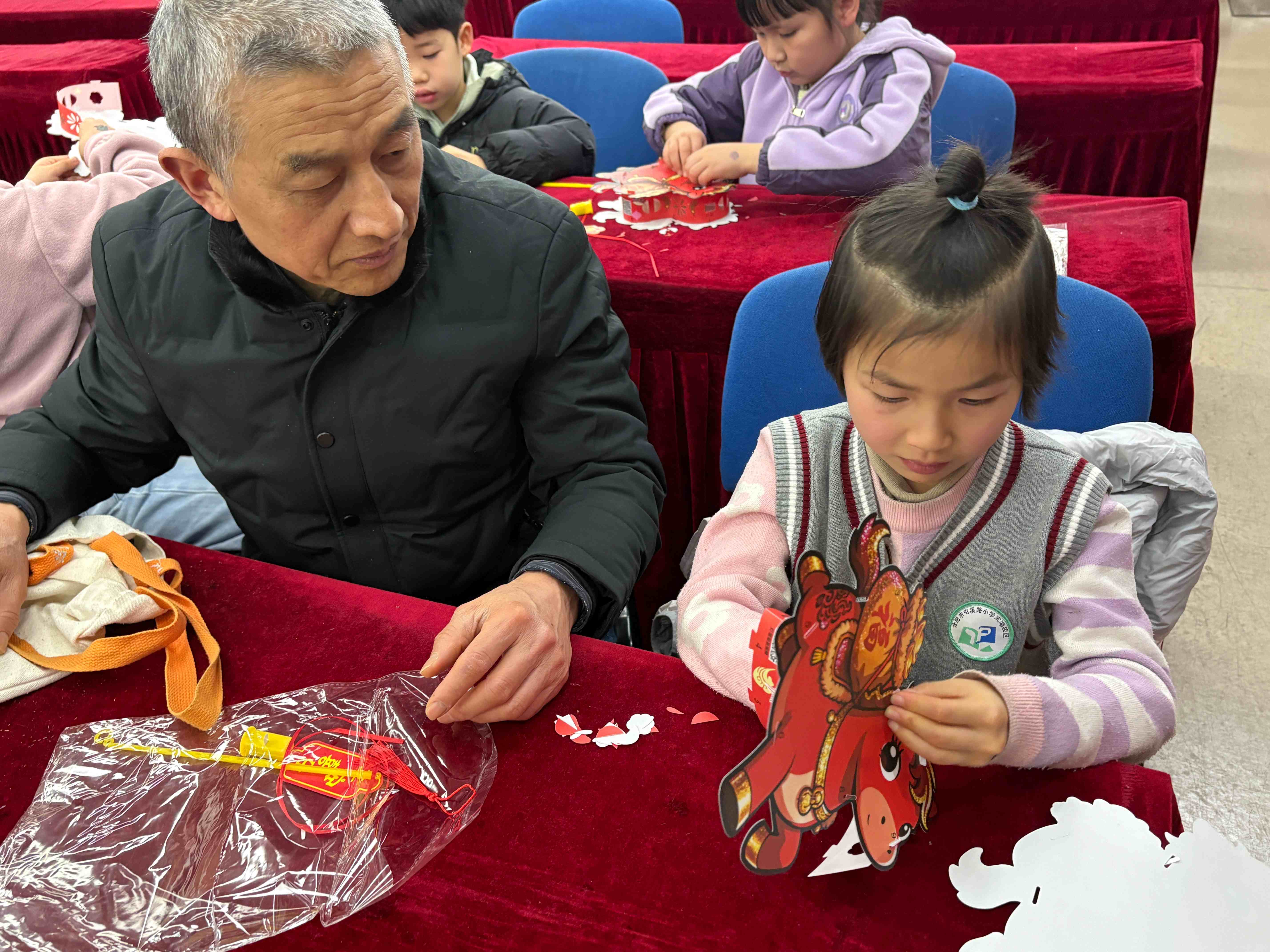 安徽省合肥市包河区滨湖世纪社区清枫居委会关工委开展“点亮马灯迎新春 非遗文化润心田”活动