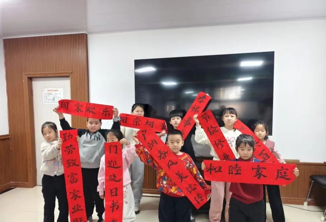 黑龙江省牡丹江市绥芬河市绥芬河镇妇联联合永安社区关工委开展“暖心护航助成长 墨香沁心伴寒假”书写家风春联主题活动