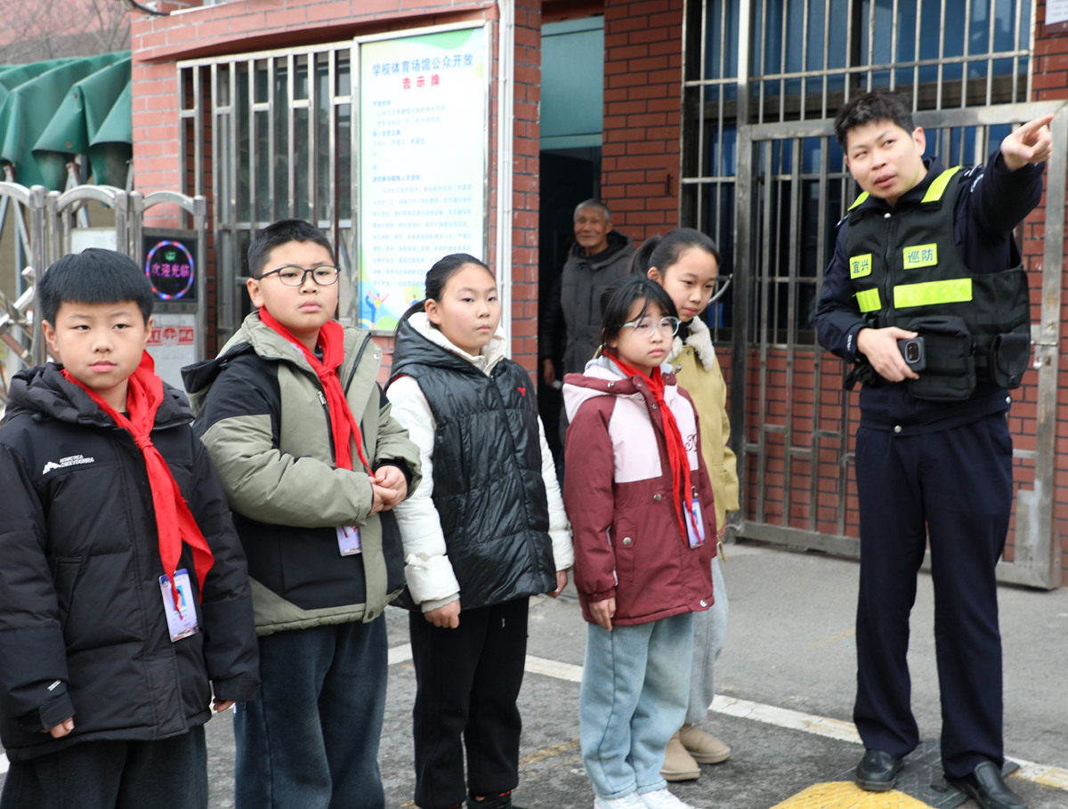 部门联动进校园 安全护航暖寒假——江苏省宜兴市杨巷镇司法所、派出所、关工委联合走进杨巷小学，开展寒假安全教育活动