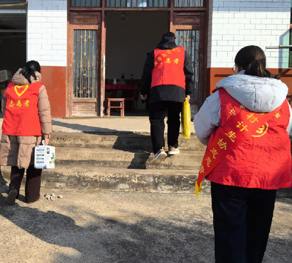 安徽省舒城县城关镇下河村关工委：新春走访送温暖 真情关爱护成长