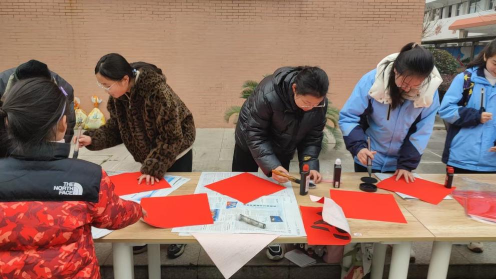 江苏省丹阳市导墅镇关工委开展“老少联手写春联，送祝福贺新春”活动
