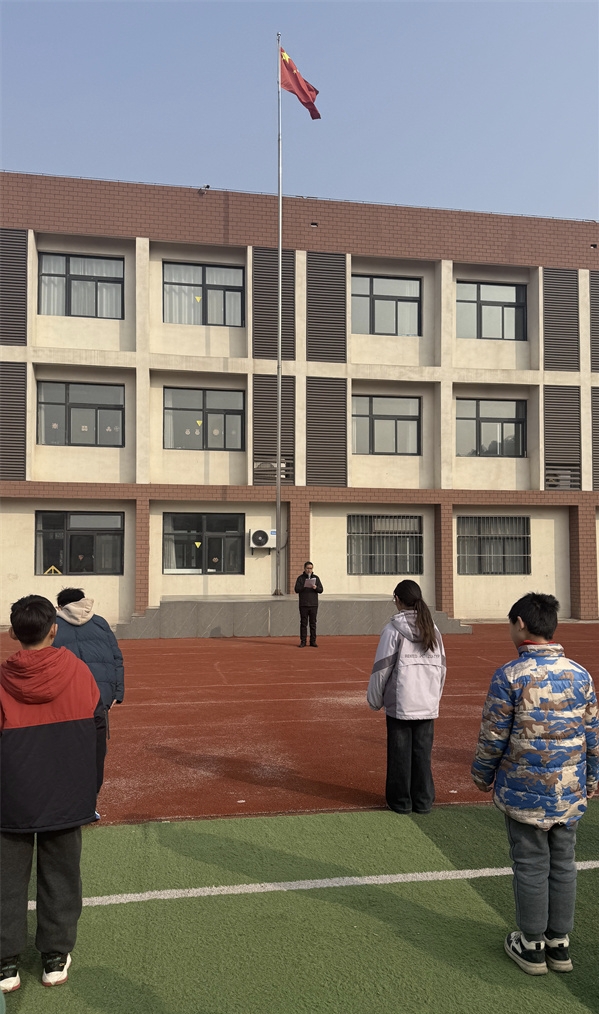 快乐度寒假，安全记心间——江苏省徐州市铜山区汉王镇虎腰小学关工委举行寒假安全教育主题升旗仪式