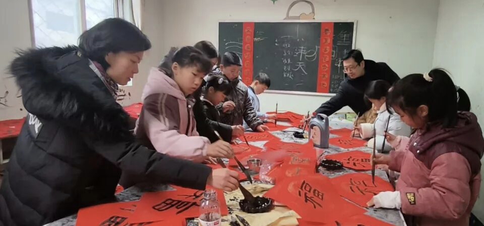 墨香润校园，春联送福来——江苏省徐州市铜山区沿湖学校小学部关工委首届书法社团送春联活动温情启幕