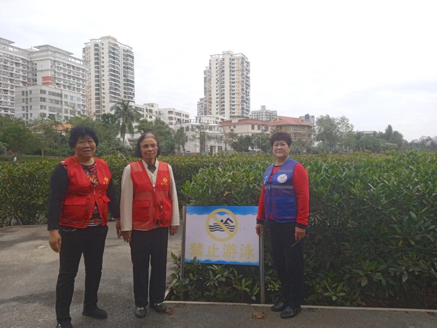 银发护碧水?丹心守平安——海南省海口市美兰区海甸街道关工委联合开展寒假巡河护航成长活动