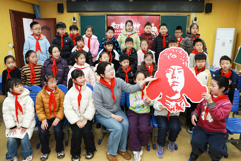 剪纸传承 雷锋入心