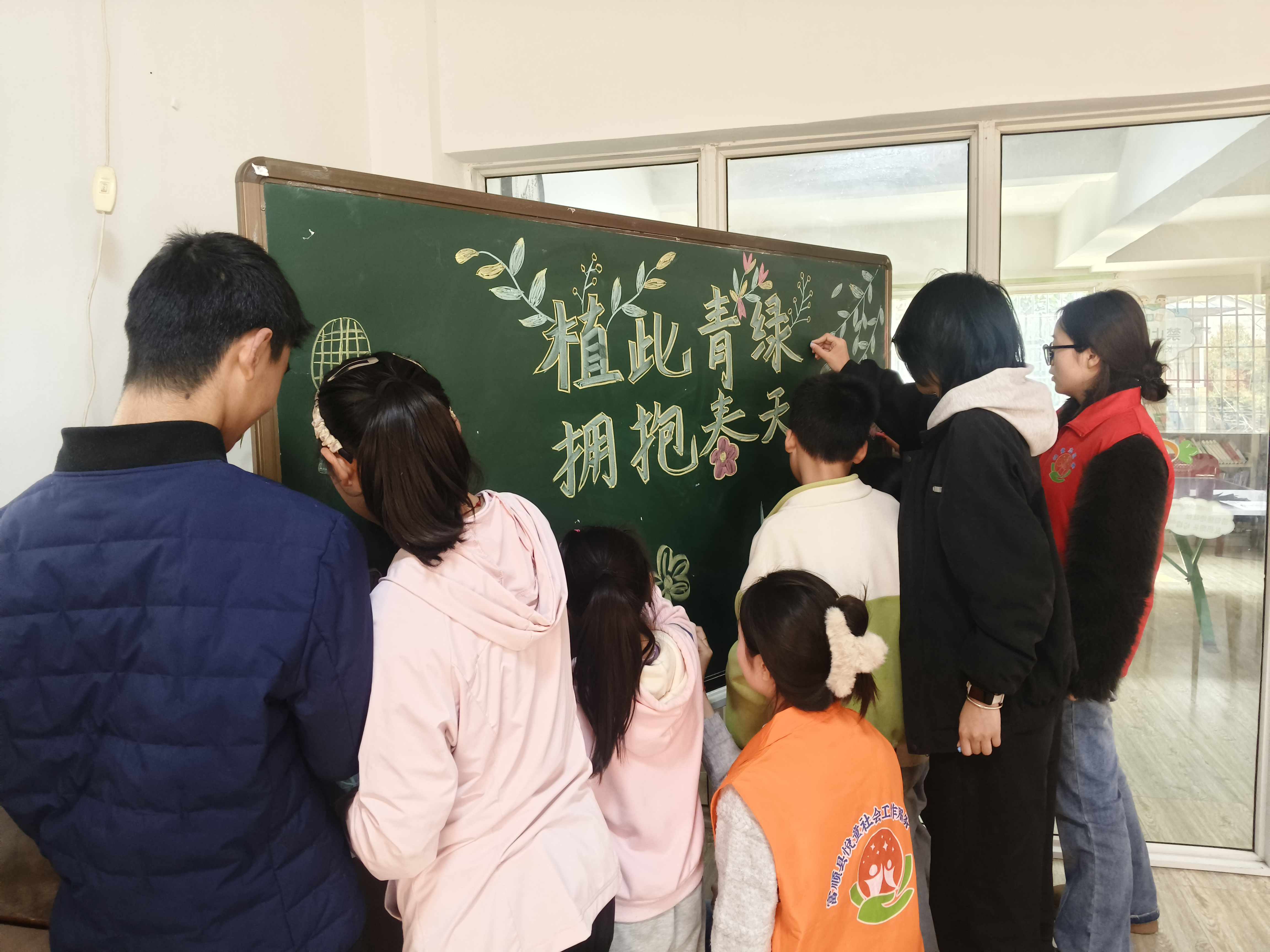 播种心愿伴成长——四川省自贡市富顺县东湖街道关工委开展“植绿启新程”活动