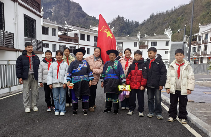 湖南省吉首市矮寨镇民族完小关工委：雷锋精神照苗寨 情暖移民显温情