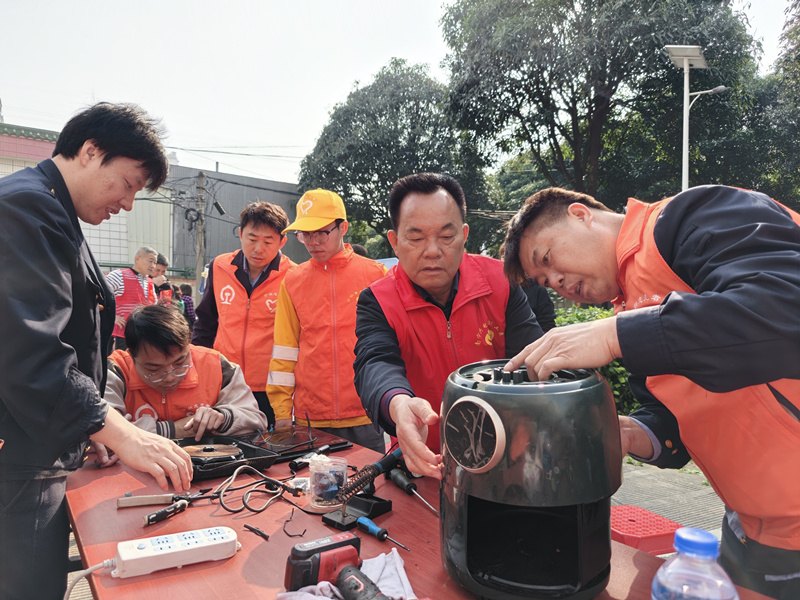 弘扬雷锋精神 争做时代先锋——中国铁路南宁局集团有限公司多单位关团联手开展学雷锋志愿服务活动