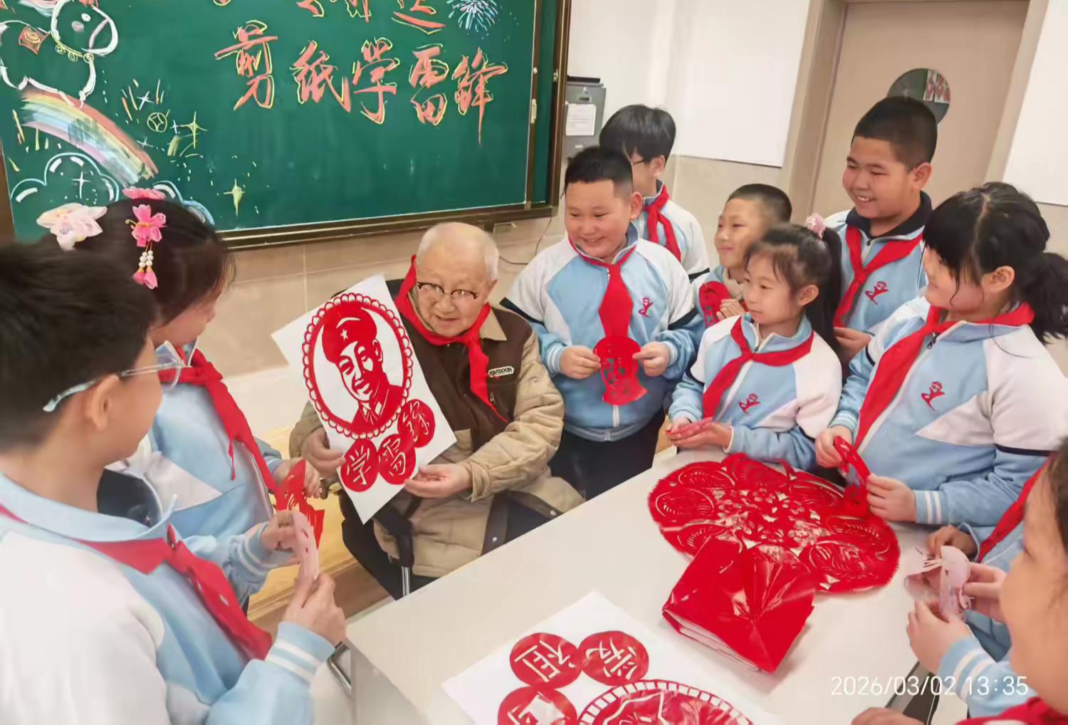 巧手传非遗 剪纸学雷锋——辽宁省抚顺市新抚区民主路社区关工委联合育才小学开展“新学期第一课”主题活动